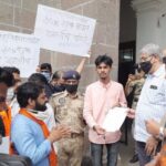 सावित्रीबाई फुले पुणे विद्यापीठाचे कुलगुरू नितीन करमळकर यांना अभाविपचा घेराव