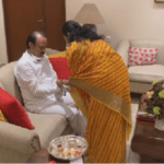 सुप्रिया सुळे यांनी अजित दादांचे औक्षण करून राखी बांधली