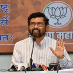 ‘काँगेसका हाथ, दलालोके साथ, किसानोके खिलाफ’ असल्याचे सिध्द