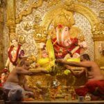 कोरोनाचे संकट दूर व्हावे म्हणून दगडूशेठ गणपतीसमोर संकष्टी चतुर्थीनिमित्त सहस्त्रधारा अभिषेक व सहस्त्रदुर्वाचन