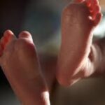 संतापजनक..एकत्र येण्यासाठी जोडप्याने दोन महिन्यांच्या बाळाला रस्त्याच्या कडेला दिले टाकून