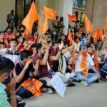 अभाविपचे सावित्रीबाई फुले पुणे विद्यापीठामध्ये ‘पुंगी बजाव’ आंदोलन