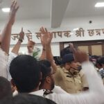 कार्यक्रमात नेत्यांमध्ये मनोमिलन तर बाहेर कार्यकर्ते एकमेकांना भिडले.