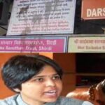 भूमाता ब्रिगेडच्या पदाधिकाऱ्यांनी साई संस्थानने ड्रेसकोड बद्दल लावलेल्या वादग्रस्त बोर्डला फासले काळे