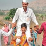 अन्.. तिच्या आनंदाला पारावर उरला नाही; निवडून आलेल्या पतीला खांद्यावर घेत काढली गावभर मिरवणूक