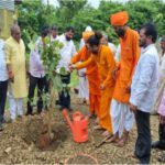 मराठवाडा जनविकास संघ व वृक्षदायी प्रतिष्ठानतर्फे एक हजार वृक्षांची लागवड :विद्यार्थ्यांना ध्वज वाटप