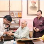 डॉ. बाबा आढाव यांची धंगेकर यांनी भेट घेऊन घेतले आशीर्वाद