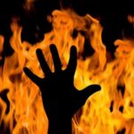 चारित्र्याच्या संशयावरून महिला आणि तिच्या दोन मुलांचा खून करून त्यांचे मृतदेह जाळले