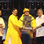 Shivshahir Babasaheb Purandare Award given to veteran colorist Ashok Saraf