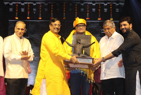 Shivshahir Babasaheb Purandare Award given to veteran colorist Ashok Saraf