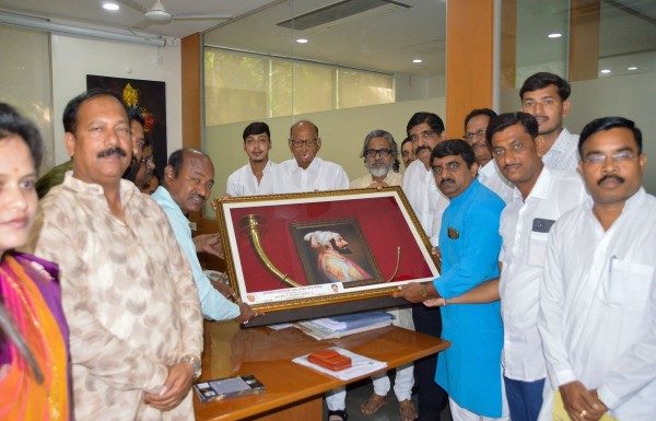 शरद क्रीडा सांस्कृतिक प्रतिष्ठानच्या रोप्य महोत्सव वर्षानिमित्त शंभर वर्ष जुनी तुतारी पवार साहेबांना भेट a hundred year old trumpet was presented to Mr. Pawar Saheb