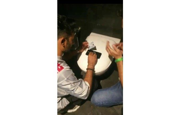 #एफसी रोडवरील ड्रग्ज पार्टी प्रकरण : दोन पोलिस अधिकारी निलंबित : आठ जणांना अटक Drug party case on FC Road