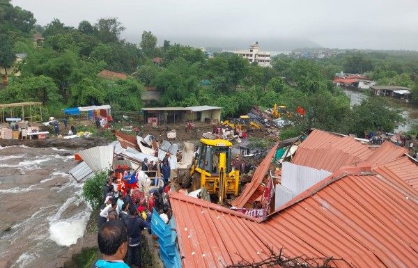 भुशी धरण परिसरात रेल्वे प्रशासनाकडून अतिक्रमण कारवाई : शेकडो कुटुंब रस्त्यावर Encroachment action by railway administration in Bhushi Dam area
