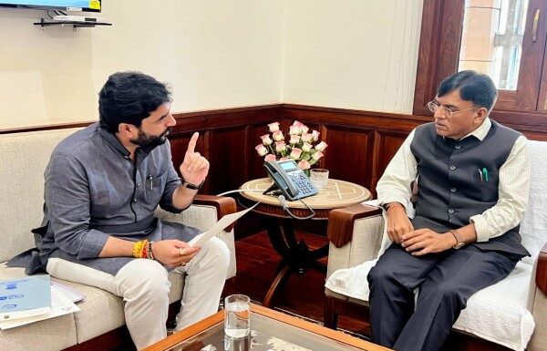 ऑलिम्पिकवीर खाशाबा जाधव यांचा पद्म पुरस्काराने सन्मान व्हावा : केंद्रीय मंत्री मुरलीधर मोहोळ यांची केंद्रीय क्रीडा मंत्र्यांशी चर्चा ऑलिम्पिकवीर खाशाबा जाधव यांचा पद्म पुरस्काराने सन्मान व्हावा :