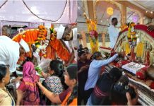 Devotees experience gratitude by bowing their heads at the feet of Mauli-Tukoba.