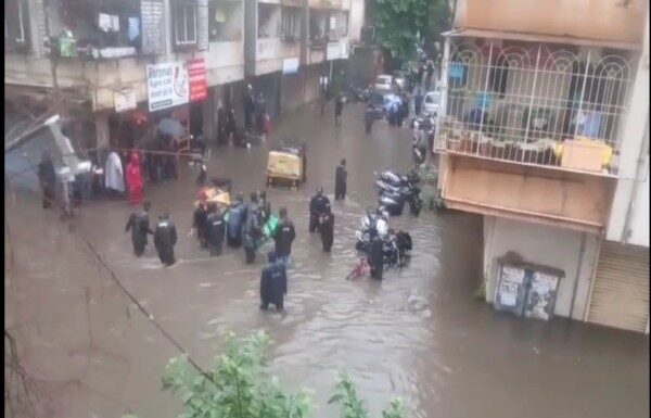 मुसळधार पावसाने पुण्यातील जनजीवन विस्कळीत : सिंहगड रोडच्या अनेक सोसायट्या जलमय मुसळधार पावसाने पुण्यातील जनजीवन विस्कळीत