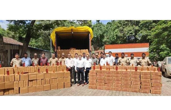 गोव्यातून आलेल्या मद्याच्या ट्रकवर पुण्यात छापा : सौंदर्य प्रसाधनाच्या नावाखाली दारूची तस्करी Liquor truck from Goa raided in Pune