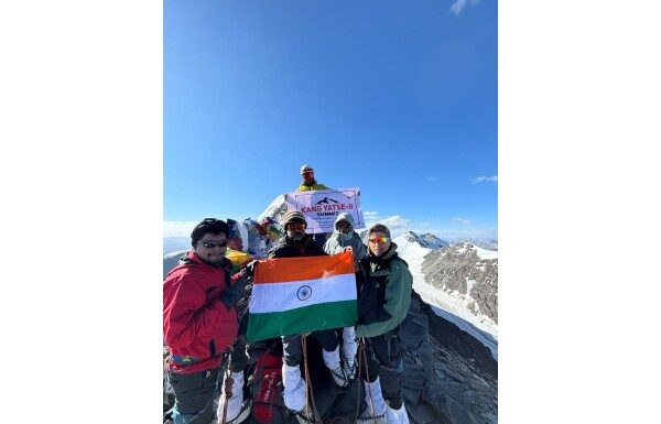स्वातंत्र्यदिनी फडकला लद्दाख मधील 6250 मी. उंच शिखर ‘कांगयात्से’वर तिरंगा : जुन्नरमधील शिवनेरी ट्रेकर्स ची कामगिरी स्वातंत्र्यदिनी फडकला लद्दाख मधील 6250 मी. उंच शिखर 'कांगयात्से'वर तिरंगा