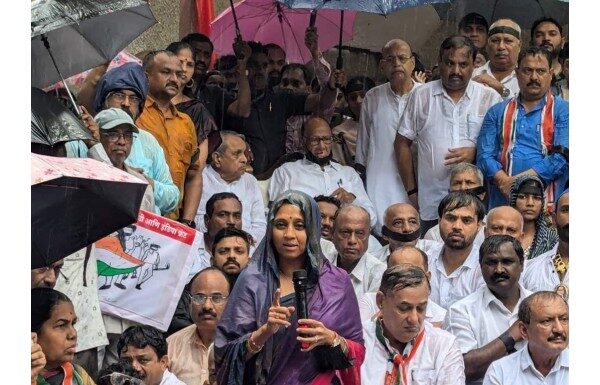 महिलांच्या रक्षणाची जबाबदारी आजच्या राज्यकर्त्यांवर आहे; पण… त्याची जाण राज्यकर्त्यांना राहिलेली नाही – शरद पवार महिलांच्या रक्षणाची जबाबदारी आजच्या राज्यकर्त्यांवर आहे; पण... त्याची जाण राज्यकर्त्यांना राहिलेली नाही
