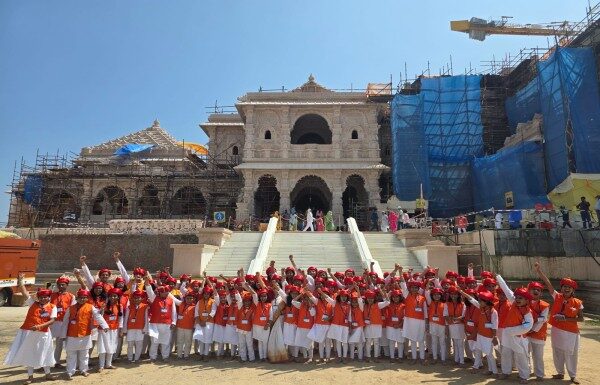 पुण्यातील ऐंशी बाल कलाकारांकडून अयोध्येत प्रभु श्रीराम चरणी सेवा सादर पुण्यातील ऐंशी बाल कलाकारांकडून अयोध्येत प्रभु श्रीराम चरणी सेवा सादर