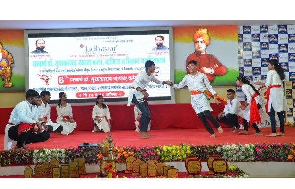 पथनाटयांतून विद्यार्थ्यांनी केली मैत्री ‘पंचमहाभूतांशी’ : ६ वा प्राचार्य डॉ.सुधाकरराव जाधवर करंडक राज्यस्तरीय आंतरमहाविद्यालयीन स्पर्धा पथनाटयांतून विद्यार्थ्यांनी केली मैत्री 'पंचमहाभूतांशी'