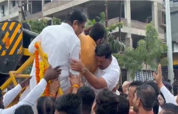 जयंत पाटील, डॉ. अमोल कोल्हे, रोहिणी खडसे, मेहबुब शेख थोडक्यात बचावले : क्रेनच्या ट्रॉलीमध्ये झाला बिघाड जयंत पाटील, डॉ. अमोल कोल्हे, रोहिणी खडसे, मेहबुब शेख थोडक्यात बचावले