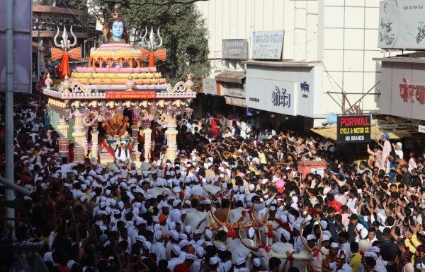 पुण्याच्या वैभवशाली गणेश विसर्जन मिरवणुकीची तब्बल २८ तास २५ मिनिटांनी सांगता पुण्याच्या वैभवशाली गणेश विसर्जन मिरवणुकीची तब्बल २८ तास २५ मिनिटांनी सांगता