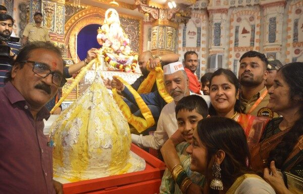 ‘दगडूशेठ’ गणपतीला मेरिडियन आइस्क्रीम तर्फे ५१ लिटरचे मोदक आईस्क्रीम : तब्बल ७०० गणेशभक्तांना वाटप 'दगडूशेठ' गणपतीला मेरिडियन आइस्क्रीम तर्फे ५१ लिटरचे मोदक आईस्क्रीम