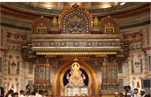 ‘दगडूशेठ’ गणपतीची सिंह रथातून थाटात मिरवणूक : श्री दत्त सांप्रदायाचे श्री ज्ञानराज महाराज माणिकप्रभू (हुमनाबाद, कर्नाटक) यांच्या हस्ते श्रीं ची प्राणप्रतिष्ठापना