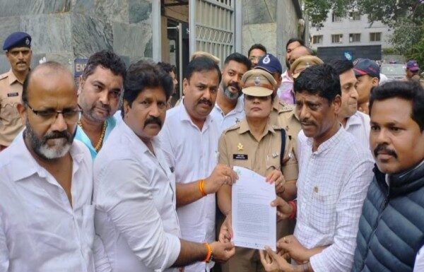 महाविकास आघाडीचे पोलिस आयुक्तलयासमोर आंदोलन : महाविद्यालयात अल्पवयीन युवतीवर अत्याचार झाल्याचे प्रकरण महाविकास आघाडीचे पोलिस आयुक्तलयासमोर आंदोलन