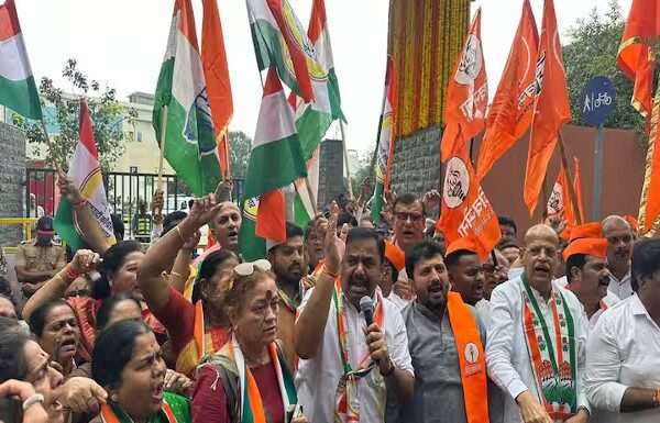 मेट्रोची स्वारगेट मार्गिका सुरू करण्यासाठी महाविकास आघाडी रस्त्यावर मेट्रोची स्वारगेट मार्गिका सुरू करण्यासाठी महाविकास आघाडीचे आंदोलन