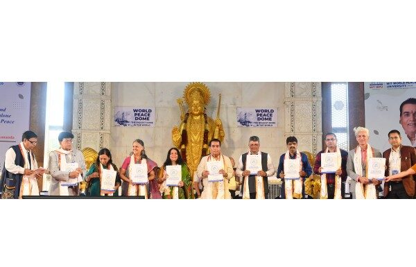जगात शांतता निर्माण होण्यासाठी पत्रकारांनी ‘पीस जर्नलिझम’च्या तत्त्वांचा अंगीकार करावा : रोल ऑफ मीडिया इन एस्टॅब्लिशमेंट ऑफ पीस’ या परिसंवादात माध्यम तज्ज्ञांची भूमिका Journalists should adopt the principles of 'Peace Journalism' to create peace in the world