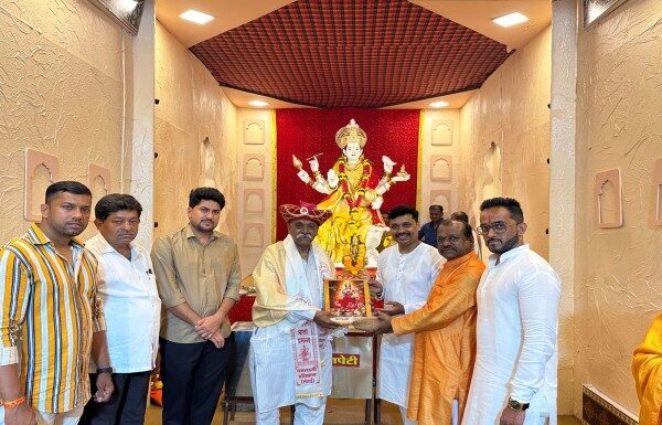 ज्येष्ठ इतिहासकार तथा संशोधक पांडुरंग बलकवडे यांच्या हस्ते अंभ्रूणी धनलक्ष्मी मातेची प्राणप्रतिष्ठा संपन्न पांडुरंग बलकवडे यांच्या हस्ते अंभ्रूणी धनलक्ष्मी मातेची प्राणप्रतिष्ठा संपन्न