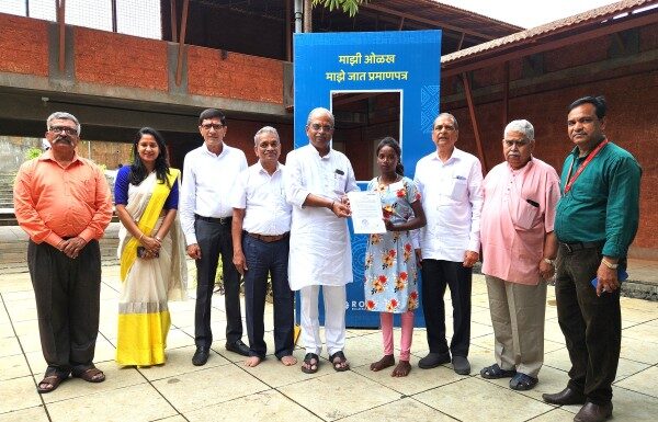 ५५० कातकरी आदिवासींना जात प्रमाणपत्राचे वाटप : जनजाती कल्याण आश्रम आणि बांधकाम व्यावसायिक सुहास लुंकड यांच्या प्रयत्नांना यश ५५० कातकरी आदिवासींना जात प्रमाणपत्राचे वाटप
