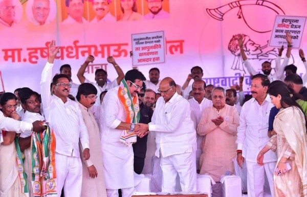 हर्षवर्धन पाटलांचा शरद पवारांच्या राष्ट्रवादी पक्षात प्रवेश : आम्ही कुणालीही आमच्या मुली देत नाहीत : का म्हणाले असे शरद पवार? हर्षवर्धन पाटलांचा शरद पवारांच्या राष्ट्रवादी पक्षात प्रवेश