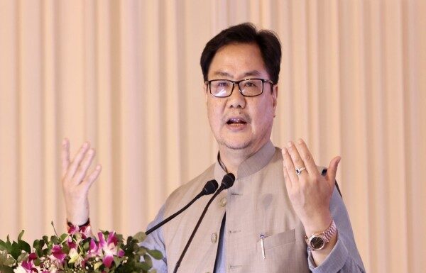 काँग्रेसने मुस्लिमांना व्होट बँक म्हणून पाहिल्याने अल्पसंख्याक मंत्रालय हे मुस्लिम मंत्रालय असल्याचे त्यांचा दाखवण्याचा प्रयत्न : किरण रीजिजू काँग्रेसने मुस्लिमांना व्होट बँक म्हणून पाहिल्याने अल्पसंख्याक मंत्रालय हे मुस्लिम मंत्रालय असल्याचे त्यांचा दाखवण्याचा प्रयत्न