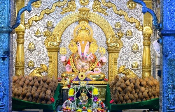 'दगडूशेठ' गणपतीला उमांगमलज जन्मोत्सवानिमित्त ११०० नारळांचा नैवेद्य