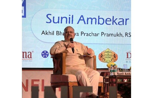 परदेशात जाणाऱ्या भारतीयांकडे ‘ब्रेन ड्रेन’ म्हणून न पाहता संस्कृतीचे राजदूत म्हणून पहायला हवे – सुनिल आंबेकर परदेशात जाणाऱ्या भारतीयांकडे 'ब्रेन ड्रेन' म्हणून न पाहता संस्कृतीचे राजदूत म्हणून पहायला हवे