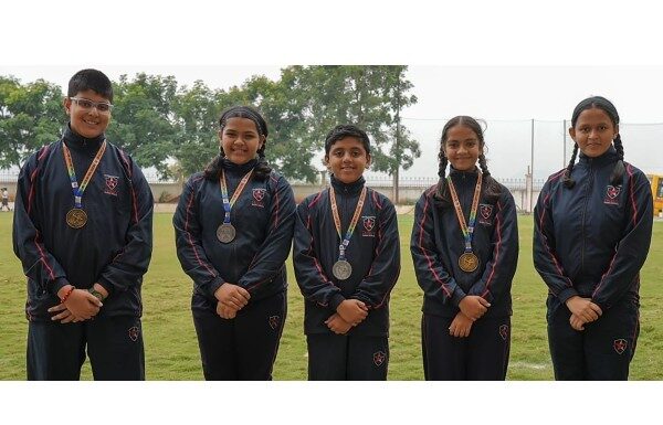 धनुर्विद्या स्पर्धेत निरवा पटेलने लक्ष्य गाठून पहिला क्रमांक पटकावला Nirva Patel hits the target and wins first place in archery competition