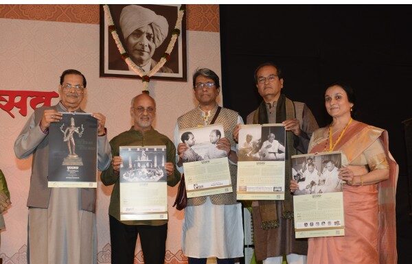 औद्योगिक प्रकाशचित्रकार सतीश पाकणीकर यांच्या ‘ध्रुपद स्वर’ दिनदर्शिकेचे प्रकाशन पं. अजय चक्रवर्ती यांच्या हस्ते संपन्न झाले