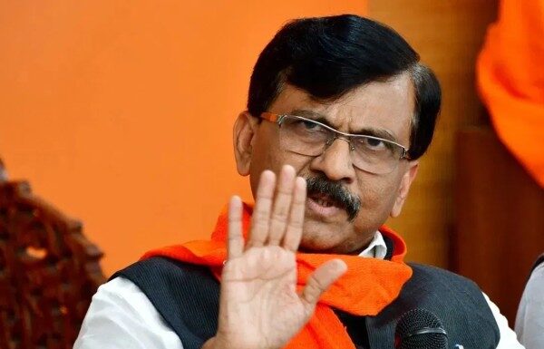 राजकारणात पक्ष फोडणे, माणसे विकत घेणे ही एक प्रकारची विकृती : संजय राऊत राजकारणात पक्ष फोडणे, माणसे विकत घेणे ही एक प्रकारची विकृती
