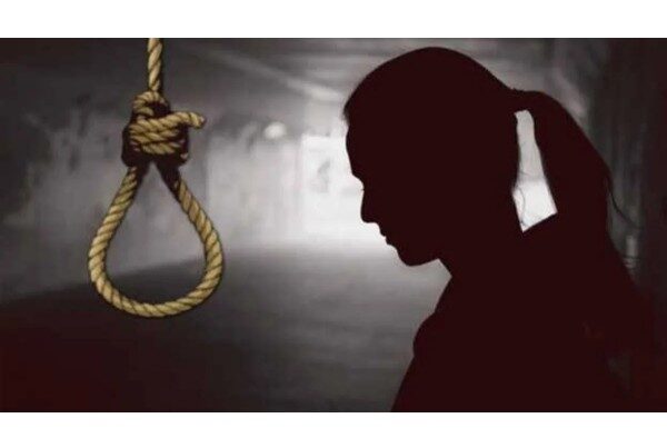 अविवाहित असल्याचं भासवून लग्नाचं आमिष दाखवलं ; 10 लाखही लुटले : फसवणुकीमुळे डॉक्टर तरुणीची आत्महत्या Young doctor commits suicide due to fraud