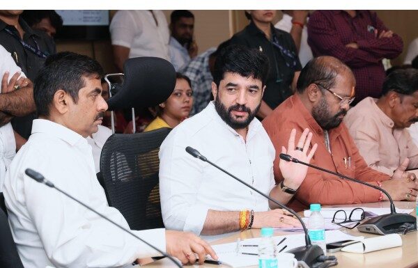 नालेसफाईत हलगर्जीपणा खपवून घेणार नाही, दोषींवर कठोर कारवाई करा: मुरलीधर मोहोळ यांचे महापालिकेला सक्त निर्देश मुरलीधर मोहोळ यांचे महापालिकेला सक्त निर्देश