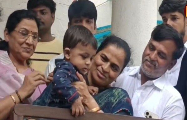 वैष्णवी हगवणे हिचे लहान बाळ अखेर तिच्या माहेरच्या कुटुंबीयांच्या ताब्यात वैष्णवी हगवणे हिचे लहान बाळ अखेर तिच्या माहेरच्या कुटुंबीयांच्या ताब्यात