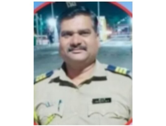 ऑन डय़ुटी पोलिसाला कंटेनरने चिरडले