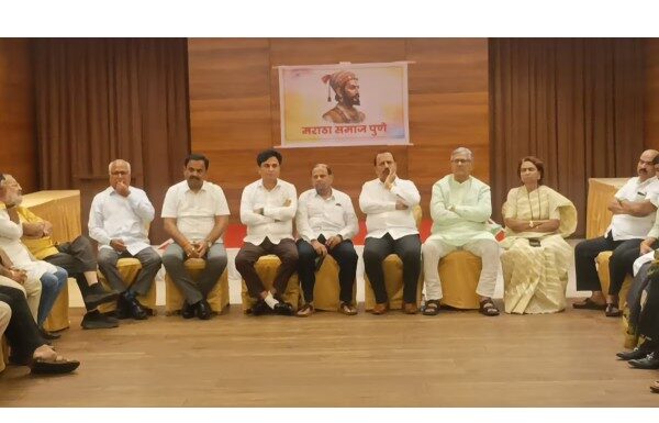 विवाह पद्धतीत आमूलाग्र बदल आणि सुनेचा छळ करणाऱ्या कुटुंबांवर सामाजिक बहिष्कार : मराठा समाजाच्या बैठकीत निर्णय विवाह पद्धतीत आमूलाग्र बदल आणि सुनेचा छळ करणाऱ्या कुटुंबांवर सामाजिक बहिष्कार : मराठा समाजाच्या बैठकीत निर्णय