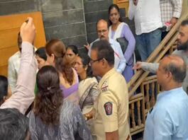रुपाली चाकणकर यांना महिलांचा घेराव