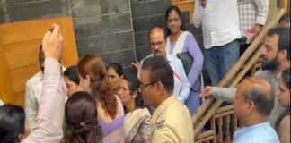 रुपाली चाकणकर यांना महिलांचा घेराव