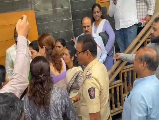 रुपाली चाकणकर यांना महिलांचा घेराव