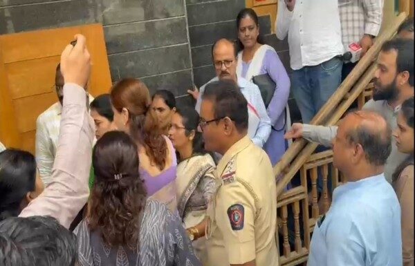 “तुमच्या निष्क्रियतेमुळेच वैष्णवी गेली!” – कस्पटे कुटुंबीयांच्या भेटीदरम्यान रुपाली चाकणकर यांना महिलांचा घेराव रुपाली चाकणकर यांना महिलांचा घेराव